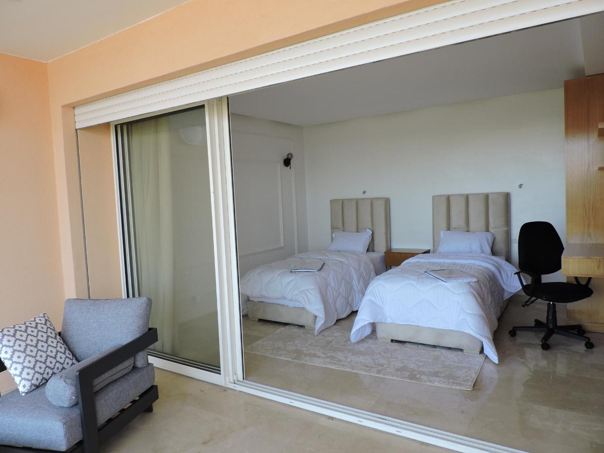 Apartment Spacious For 5 In